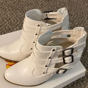 Off White Strapped Spring/ Summer Heeled Booties Size 7 worn 2xs Faux Leather